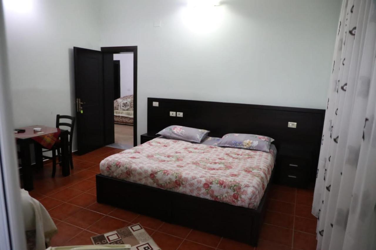 Guest House Simeone Berat Exterior foto