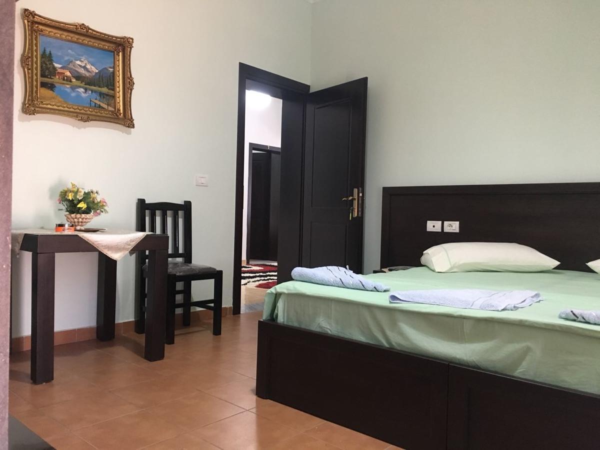 Guest House Simeone Berat Exterior foto