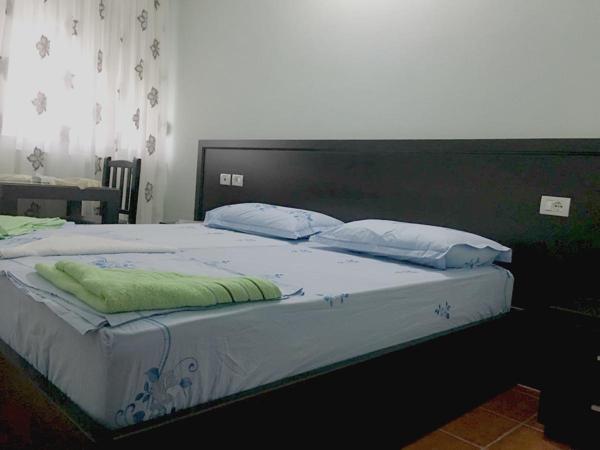 Guest House Simeone Berat Exterior foto